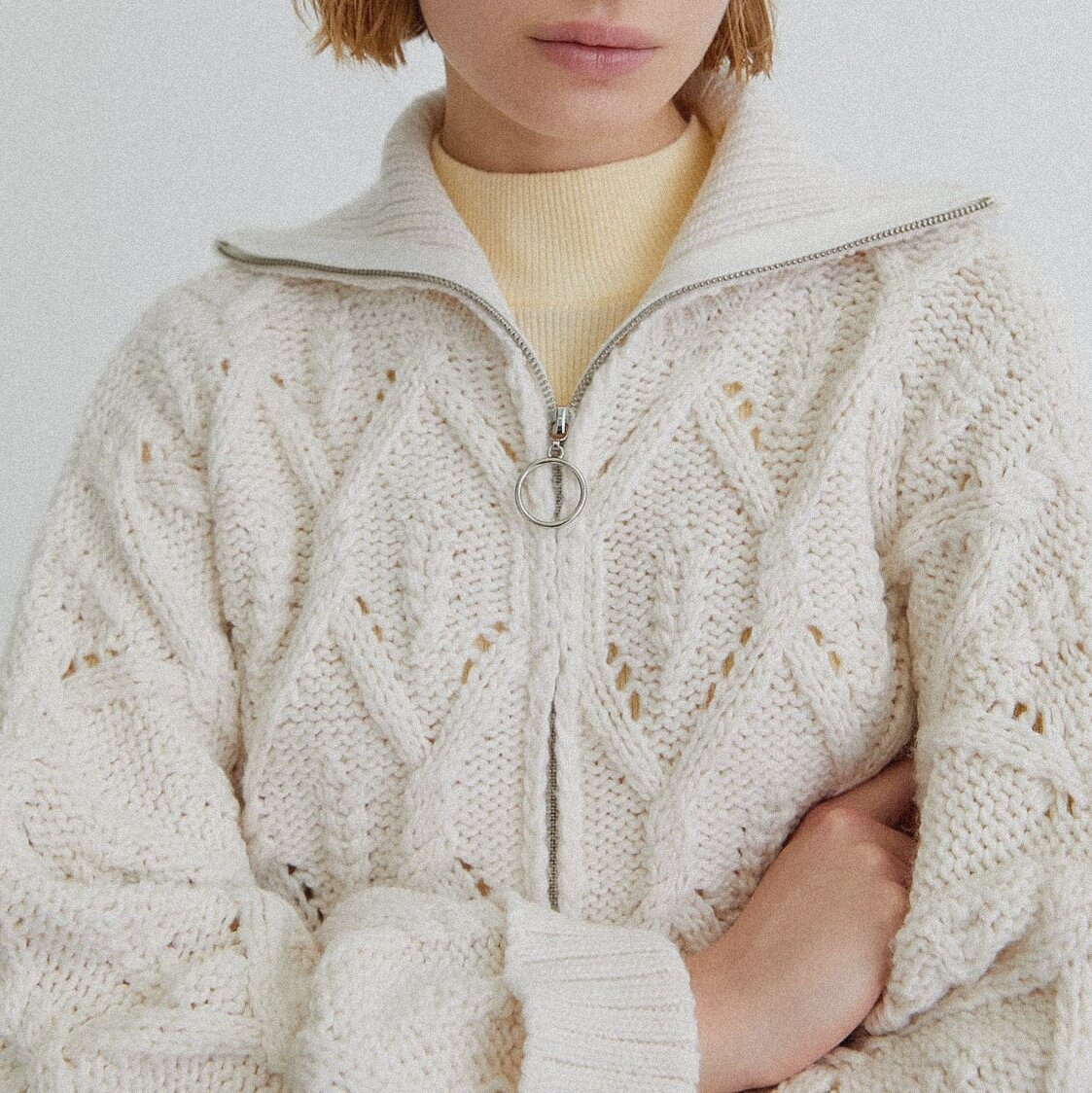 Укороченная кофта на молнии со спущенными рукавами