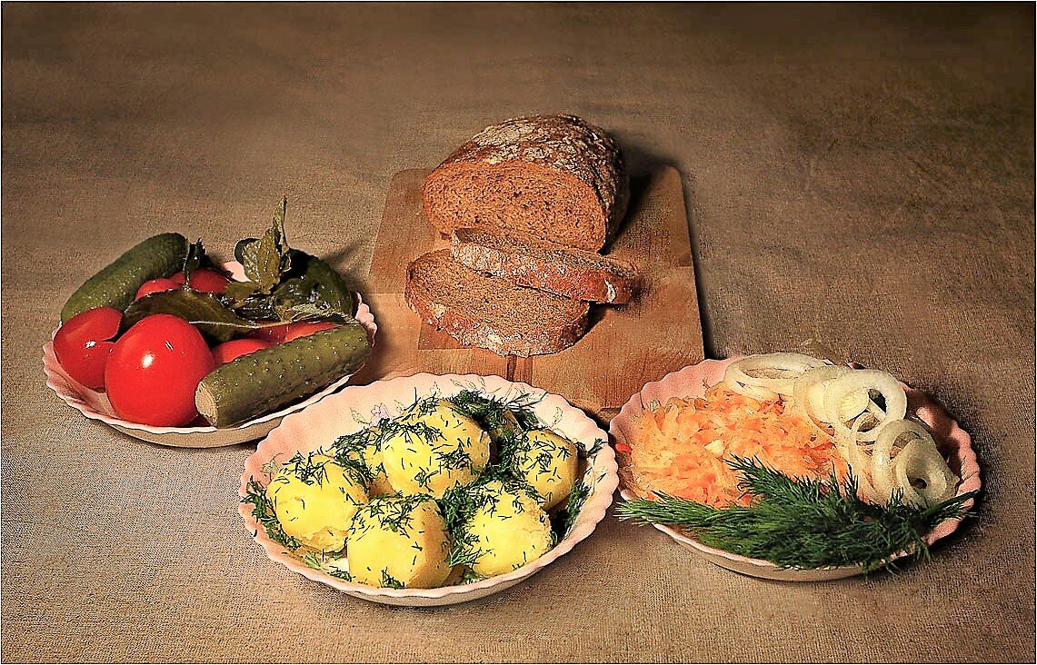     Наше застолье всегда было с обычной, но вкусной едой!