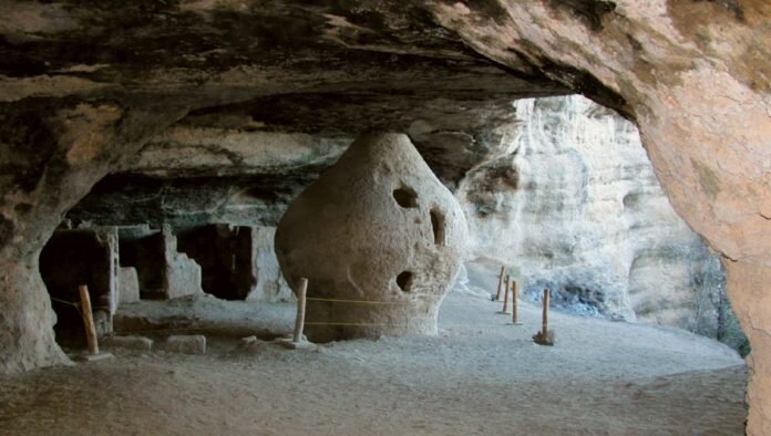 Куэва-де-ла-Олла. Источник фото: https://mexicotravelchannel.com.mx/pueblos-magicos/20201124/cueva-de-la-olla-zona-arqueologica-chihuahua/