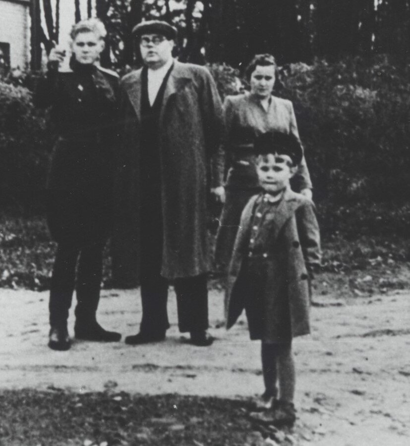 Александр Сергеевич с семьёй