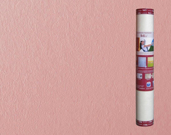 Стены зашпаклеваны , зашлифованы и загрунтованы. Как-то доводилось слышать, что какие-то чудаки утверждали, мол, на Шитрок холст не приклеится. Вы с ума сошли, Шитрок идеален для таких вещей, приклеится и еще как, сами сейчас увидите. Начинать будем прямо от угла. Стеклохолст, в отличие от обоев, на углы не заворачивается, хотя бы потому что он хрупкий и вы его все равно бы порвали. Рулон имеет ширину ровно метр, поэтому отмеряем метр от угла и с помощью отвеса или лазера делаем линию, она сейчас будет нужна только чтобы понимать, где нам намазывать клей. Угол-то у нас строго вертикален, мы же мастера все-таки.Наносим клей с помощью широкого фасадного валика с длинным ворсом, стараемся мазать равномерно. Лучше перестараться, чем сэкономить. Лишний клей все равно впитается в стеклохолст. Углы обязательно промазываем кистью:Теперь аккуратненько прикладываем к стене заранее отрезанное полотно, выравнивая его по углу. Можно клеить и по линии, если вам так будет удобнее. Приложили и разгладили обойным шпателем.Обратите внимание, что выгонять воздух и клей из-под него не потребовалось, и то, и другое спокойно проходит сквозь стеклонити. Все, лист у нас зафиксирован, главное, нигде не наделать складок. Убрать их потом будет непросто. И вот тут-то большой процент людей считает, что сделали все как надо и начинают клеить следующий кусок. На самом же деле мы еще не покончили с первым. Чтобы этот гад как следует прилип, мы должны его насквозь пропитать клеем. Если мы не поленимся и сделаем так, гарантированно у нас ничего нигде не отклеится и будет держаться мертво. Просто обмазываем полотно тем же клеем, тем же валиком:Далее берем обыкновенный широкий стальной шпатель и втираем клей в стеклохолст, фактически мы им его шпаклюем. Лишний клей будет скапливаться на шпателе, сбрасываем его обратно в ванночку. На этом этапе важно не допускать пропусков, в этом вам поможет фонарик или прожектор. Пропитанный стеклохолст по цвету немного темнее, чем сухой.Клеим следующее полотно. Отмеряем от первого примерно 97 сантиметров и чертим отвесную линию. 97 вместо 100, потому что нет никакого смысла клеить полотна встык. Внахлест с прирезкой будет гораздо проще и качественнее. Мажем на стену клей и прикладываем лист, разглаживаем, в общем, делаем все так же, как и ранее.Так же пропитываем полотно стеклохолста клеем. И теперь мы должны сделать прирезку полотен чтобы избежать нахлеста. Безо всяких линеек и прочих приспособлений прямо на глаз прорезаем оба полотна на нахлесте:Ровно это получится, или же нет – роли не играет. Отметим одну важнейшую деталь. Если прирезка происходит на конструкции из гипсокартона, можно повредить картон, и в этом случае мы точно получим на месте разреза трещину. Чтобы этого избежать советуем вам предварительно затупить кончик лезвия ножа, например, об стяжку или кирпич. Тупое лезвие легко разрежет холст, но не навредит картону. После того, как мы прорежем полотна, снимаем лишнее с последнего, поддеваем его лезвием и вытаскиваем полоску от первого:Остается нам лишь пригладить место реза и все, мы получили идеальный стык, который никак не будет чувствоваться наощупь и не доставит проблем при дальнейшей шпаклевке. Продолжаем клеить следующие листы в том же духе и получаем в итоге однородную армированную поверхность. Через сутки после поклейки ее можно будет шпаклевать под окраску. 
Оклейка стеклохолстом потолка отличается от стен лишь тем, что в этом случае мы будем резать полотна максимум 2 метра длиной, т.к. более длинные куски будет очень неудобно приклеивать. 
Стеклохолст предназначен под шпаклевку, красить прямо по нему крайне нежелательно

Запомните, стеклохолст предназначен для дальнейшего шпаклевания в 2 слоя под окраску, просто покрасить его не прокатит, если мы претендуем хоть на какое-то качество. Помимо того, что после такой покраски структура стеклонитей никуда не денется и будет видна, мы еще и изведете немеряно краски, первый слой у вас весь впитается в холст. В общем,  колхоз.

На этом на сегодня все, клейте стеклохолст правильно, и да прибудет с вами однородная поверхность без трещин и пузырей.