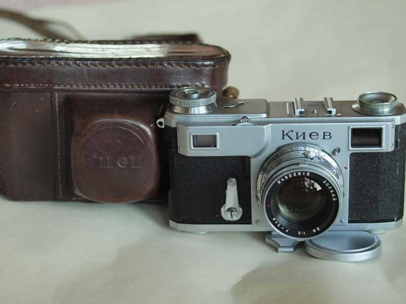 Во времена СССР было небольшое разнообразие устройств для фотосъемки, с современным просто несравнимо. Основная масса из них была лишь подобием немецких камер. Среди этих моделей были изготовлены и достаточно интересные модели, которые оставили теплые воспоминания о былом своим владельцам.