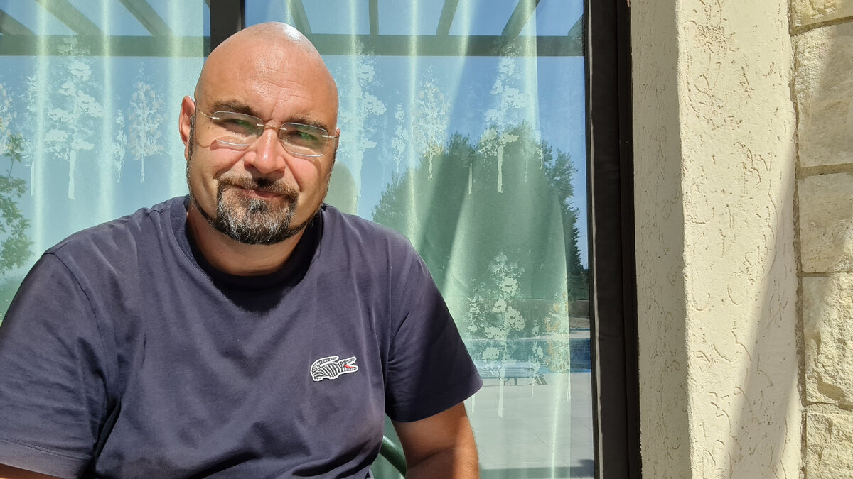 Почему сотрудники никогда не будут относиться к компании так же, как владелец
Один мой знакомый предприниматель постоянно мечтает о том, чтобы найти парочку своих клонов. Думает, что если бы у него были заместители с таким же отношением к компании, как и у него самого, то бизнес сразу расцветёт. А все проблемы списывает на то, что люди просто не умеют ценить чужой бизнес. «Почему я об этом подумал, а они нет?» – это одна из самых частых фраз, произносимых им в личном общении.Регулярно слышу от других владельцев компаний, что они очень хотят, чтобы сотрудники относились к их бизнесу, как к своему. Чтобы берегли ресурсы. Чтобы принимали обдуманные решения и помогали коллегам. Некоторые даже заказывают тренинги и мотивационные выступления на эту тему. И конечно же, существует армия тех, кто готов и потренировать, и замотивировать. Как говорится, любой каприз за ваши деньги. Особенно, если вы их хотите просто потерять.Эффекта вся эта активность не даёт. Как бы ни убеждали в обратном консультанты и тренеры всех мастей своих заказчиков. Не даёт потому, что изначальная парадигма неверна. Сотрудники никогда не будут относиться к бизнесу так же, как владелец. И причин для этого достаточно.Фильтры восприятияОтношение базируется на тех фильтрах, через которые мы воспринимаем объект. Например, мать смотрит на своего ребёнка как на единственного, неповторимого, самого красивого и умного в мире. А на чужих детей… просто как на других детей. Она может к ним прекрасно относиться и даже заботиться о них, но не будет питать тех же чувств, что к своим. Так работает фильтр, определенный самой природой. Суровый производственник может очень любить свой станок или технологическую линию, но совершенно не задумываться о том, сколько стоит эксплуатация. У него другой предмет заботы. И уж тем более ему трудно задуматься о том, какие убытки принесёт его конфликт с ПТО, бухгалтерией или саботаж неправильных, с его точки зрения, распоряжений начальства. Так работает фильтр профессиональной деформации.Восприятие собственникаКлючевое отличие, формирующее отношение основного собственника к компании, в том, что он не может уволиться. Все могут, а он нет. Может задуматься о продаже бизнеса, но это совсем другая история.Компания для него не только место работы и источник дохода, но и предмет постоянного беспокойства. Источник тревоги по поводу того, что ему придётся отвечать за любые упущения. Плюс к тому, компания нередко ещё и предмет гордости собственника. И это значит, что страхи его распространяются так же и на все слова и действия сотрудников, которые могут его представить в дурном свете.Притом, редкий собственник считает, что кто-то может разбираться в делах лучше, чем он сам. Поэтому свои ошибки он себе легко прощает или даже их не замечает, но вот то, что считает ошибками других, видит через увеличительное стекло. И регулярно думает, что люди не ошиблись, а злонамеренно принесли ему убытки или подпортили репутацию.Восприятие наёмного работникаВторое важное отличие и в том, как собственник и наёмный сотрудник видят риски и возможности. Жизнь владельца наёмник видит через свой житейский фильтр: хорошую машину, красивую одежду, уверенное поведение. Но не видит бремени ответственности, которую несёт на себе собственник. Для наёмника периоды спада – это переживания по поводу задержки зарплаты или в худшем случае поиска новой работы. Для владельца же это переживания по поводу возможного краха всей его жизни. Кстати, мне недавно один хороший психолог объяснил, что именно с этим связано то, что владельцы бизнеса могут в течение долгого времени не замечать негативных тенденций, убытков и потерь. И вместо того, чтобы считать прибыль, ориентируются на оборот и текущее количество денег на счетах (даже если деньги кредитные). Они так защищают свою психику от паники.Создать или получитьВасилий, владелец небольшой производственной компании, свято верил в то, что если дать сотрудникам долю, то они будут заинтересованы в её развитии, а значит, ради бизнеса смогут преодолеть все свои противоречия и работать более активно и качественно. Поэтому однажды под конец года он распределил четверть доли в компании между основными руководителями.
И в течение первого квартала после этого события действительно был позитивный эффект. На радостях новые совладельцы решили несколько важных для компании вопросов. Но дальше начался затяжной экономический кризис. Компания лишилась нескольких ключевых клиентов и возникла необходимость затянуть пояса. Естественно, Василий ожидал, что его новые партнёры мобилизуют все силы для того, чтобы поправить дела. Ожидал, что они будут готовы к снижению своих далеко не маленьких зарплат и бонусов для повышения живучести бизнеса, приложат силы для сокращения других затрат и дружно выведут компанию из кризиса.
Однако вместо этого ключевые руководители дружно поставили Василию ультиматум – или он сохраняет их доходы на прежнем уровне, или они дружно увольняются. Ошарашенный владелец ультиматум не принял и остался без менеджмента, но с совладельцами, которые стали пытаться отсудить «свою» долю имущества компании.
Третье важное отличие заключается в том, что создать и получить – это очень разные вещи. Для того, чтобы создать и владеть нужна совсем другая модель мышления, нежели для того, чтобы работать в системе. Сам собственник нередко забывает о том, как начинал бизнес, на какой риск пошёл и чем пожертвовал в тот период для того, чтобы сделать компанию успешной. Но именно в этот период закладывается его отношение к бизнесу.Существует масса примеров того, как собственники делились долей в своей компанией с сотрудниками, но из этого не получалось ничего хорошего. Хорошие собственники, которые, к слову сказать, встречаются не так уж часто, не только зарабатывают деньги при помощи своего бизнеса. Они готовы на жертвы, причем, иногда весьма существенные для того, чтобы компания жила и развивалась. Но на такие жертвы очень редко готовы те, кто получил свою долю просто так. Кстати, это одна из причин того, что и наследники далеко не всегда могут взять на себя управление бизнесом.Хорошо ли относятся сотрудники к компанииТак что, вполне естественно, что у собственника и наёмного сотрудника отношение к компании разное. Но оценивать, что одно «хорошо», а другое «плохо» абсолютно неправильно. И среди собственников, и среди наёмных работников есть те, чьи решения, основанные на отношении к бизнесу, его созидают, и чьи разрушают.И на самом деле, есть рядовые сотрудники, и руководители, которые относятся к компании намного лучше, чем сами владельцы. Пока владельцы вынимают оборотные деньги на свои личные расходы, эти сотрудники берегут ресурсы, противятся спонтанным необдуманным решениям, призывают к разумному подходу. Но часто их воспринимают как «оппозицию» и большую часть инициатив просто не замечают. Тем более, что своим подходом они очень мешают тем, кто пользуется неорганизованность компании для получения дополнительных выгод. И конечно же, со временем бережливые и ответственные специалисты либо выгорают, либо уходят.Что делатьКак ни странно, совет будет более, чем банальным: нужно строить управленческую систему.А для этого нужно определиться с тем, что у каждого своя зона ответственности и свой взгляд на организационные ситуации. И своя профессиональная деформация. Которой не избежать.Построение же правильной управленческой иерархии – это не столько распределение власти, сколько назначение обязанностей. У собственника они свои, у генерального директора свои, причём сильно отличающиеся от обязанностей собственника. У производственника, финансиста, коммерсанта – свои. Но есть у них и общая обязанность – работать с людьми. В том числе и формировать их отношение к делу.А если обязанности описаны и назначены, то контролировать их выполнение становится относительно легко. Просто нужно уметь это делать