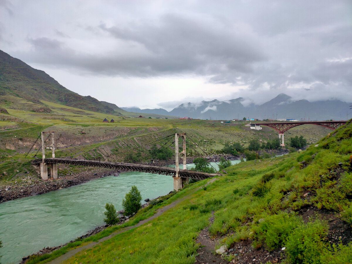 Старый и новый мост через р. Катунь