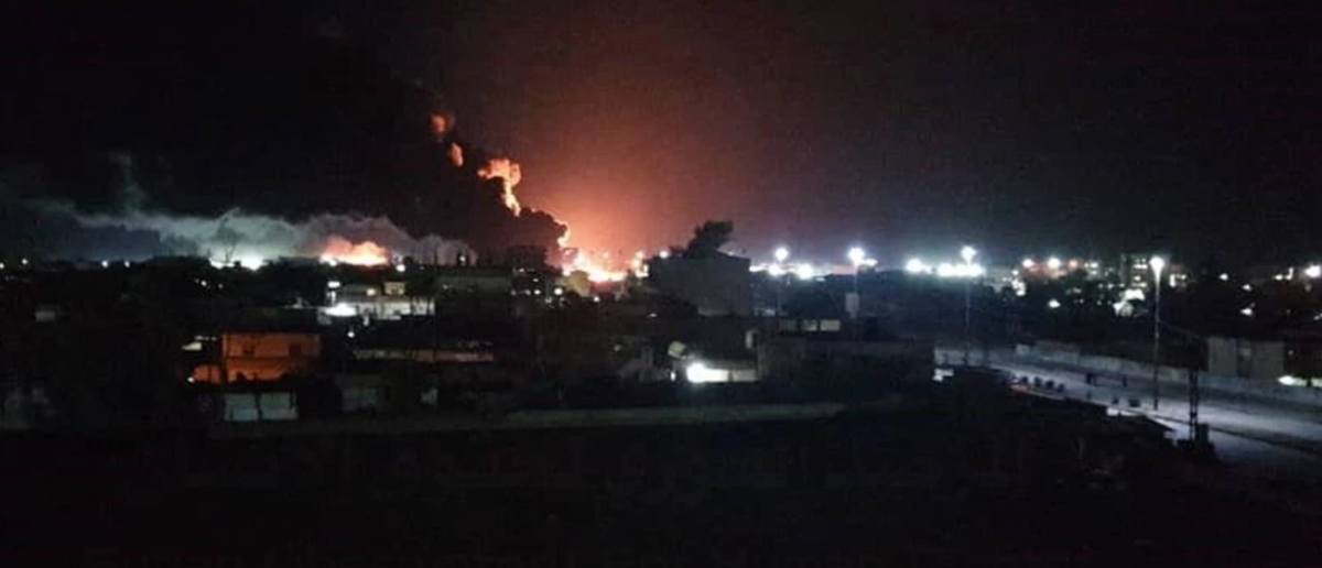 Нападение на сирию. На военной базе США В Сирии взрыв. Сирия ночью. Подрыв военной базы в Америке. Американскую базу в Сирии обстреляли ракетами.