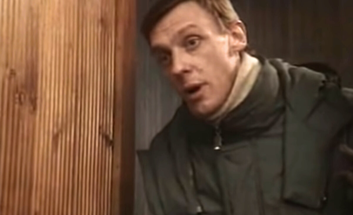 Кадр из кинофильма "Улицы разбитых фонарей", 1 сезон, 1998 г., режиссеры Александр Рогожкин, Дмитрий Светозаров, Кирилл Капица, сценаристы Александр Рогожкин, Сергей Сейранян, Кирилл Капица, композиторы Андрей Сигле, Андрей Иванов (скриншот)