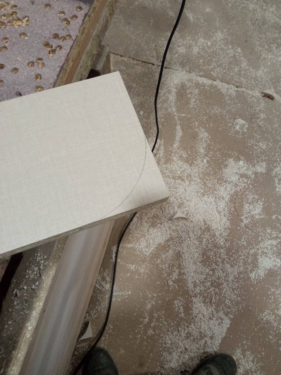 Сделайте карандашом линию по которой будете делать полукруг.