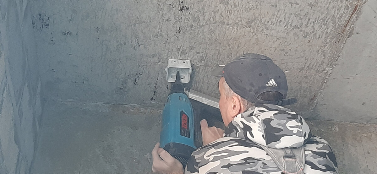 Пристреливаю коробку к потолку.