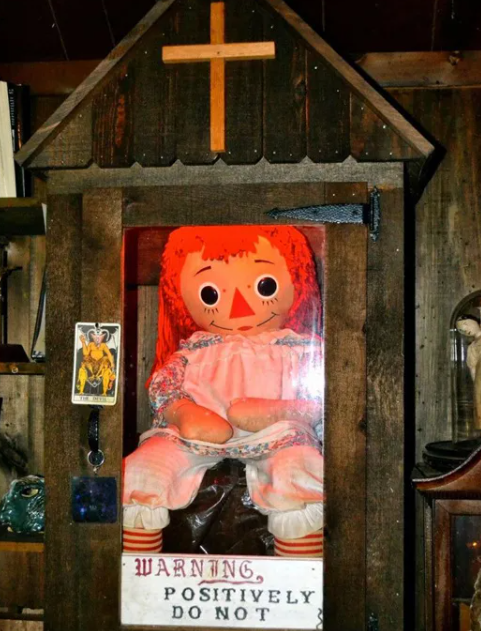 Реальная внешность куклы "Аннабель" из музея.