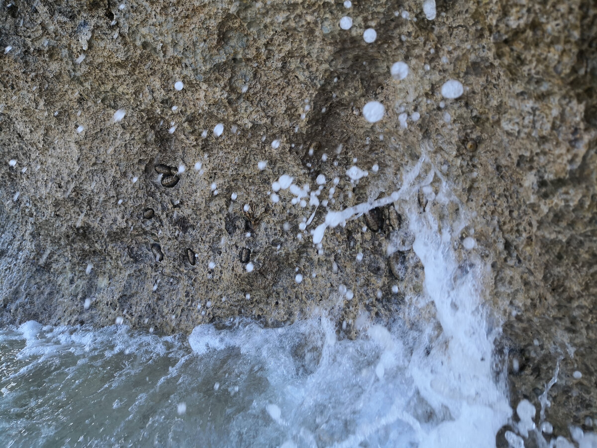 Ударное и разрушающее воздействие волн на берег (Абразия). Фото автора