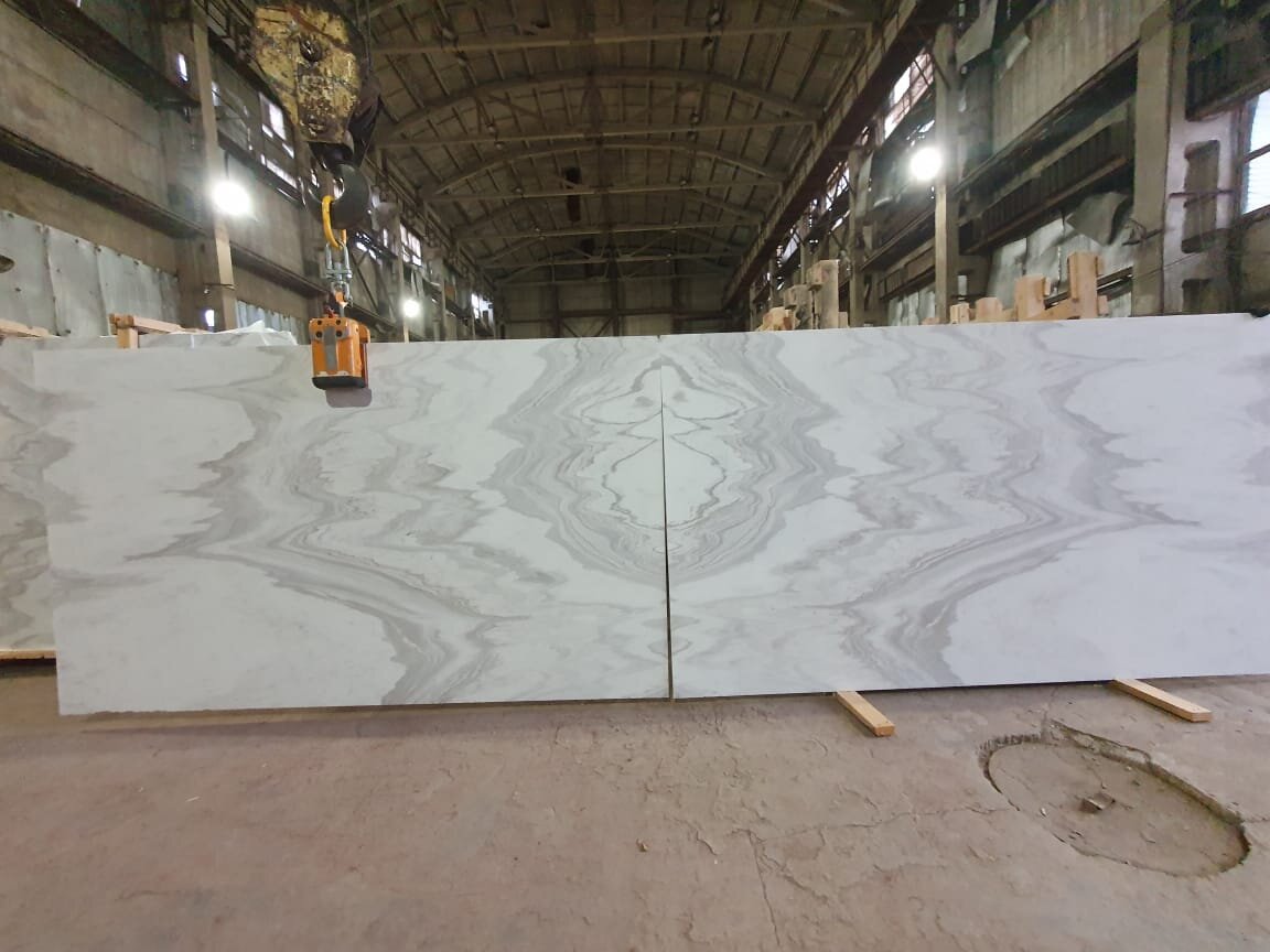 Бабочка из белого мрамора