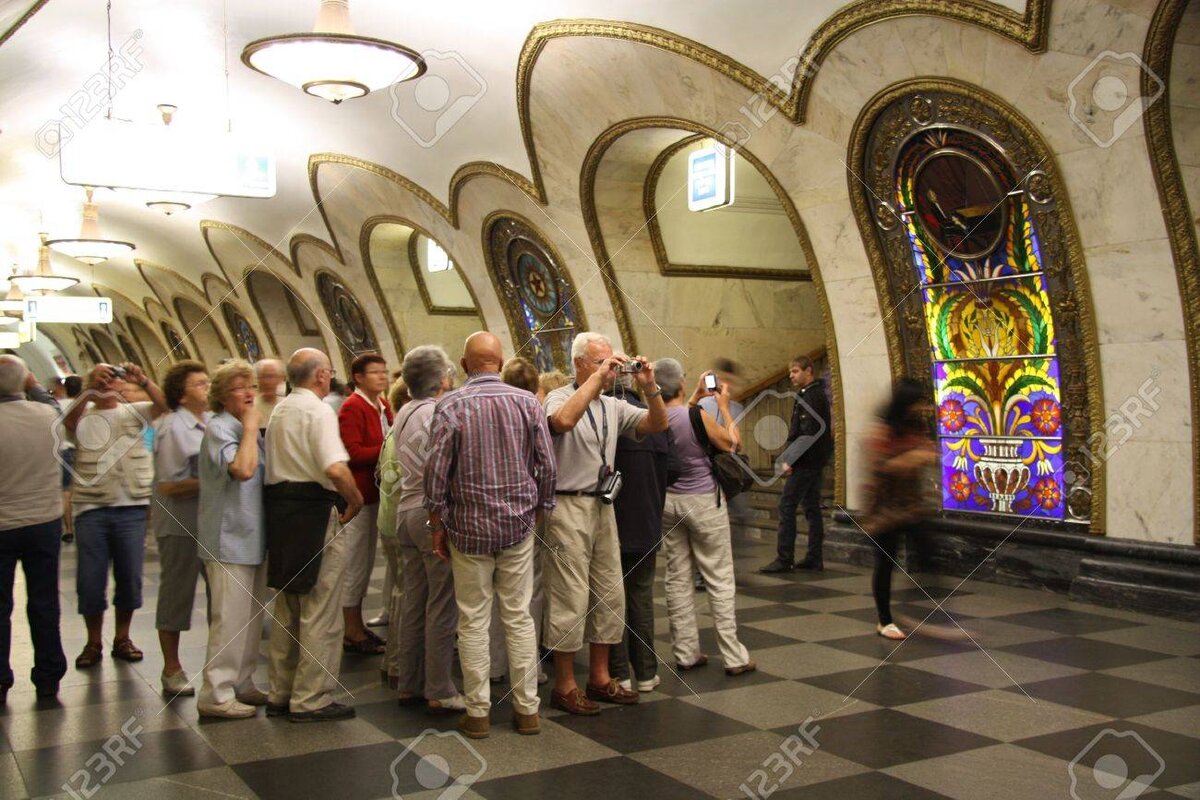 Поездка в метро москва. Туристы в Московском метро. Московское метро экскурсии. Экскурсия метрополитен Москва. Метротур экскурсия по метро Москвы.