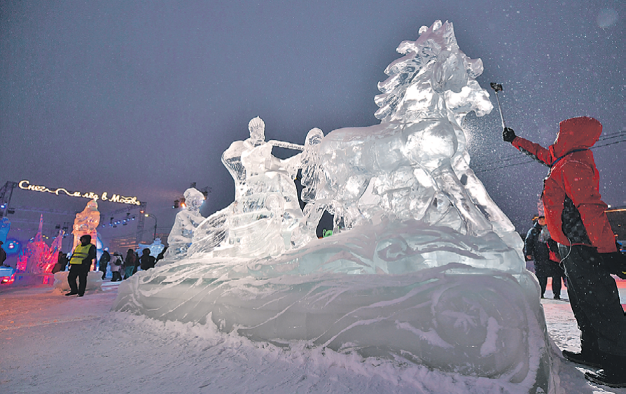 Сказка Андерсена ожила на морозе:  Кай зацепился за сани королевы. Фото: Иван МАКЕЕВ/kpmedia.ru