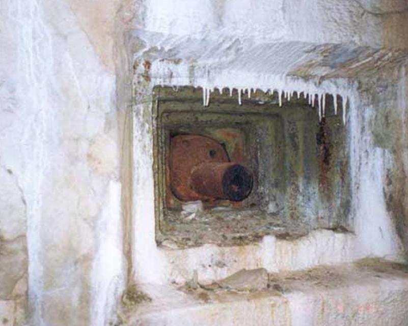 Установка ДОТ-4, 45-мм танковая пушка спаренная с 7,62-мм пулеметом ДС и оптическим прицелом КТ-1. В шаре над дулом пушки есть два отверстия, одно для пулеметного дула, другое для прицела — общего для орудия и спаренного с ним пулемета.