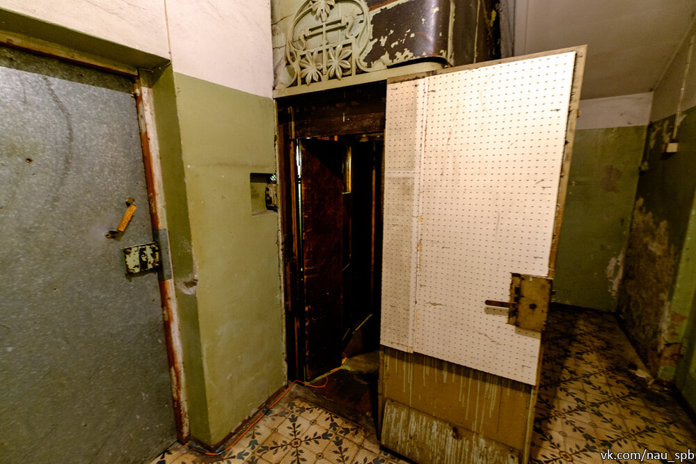 Фото из латвийских источников. В подвалах Углового дома.