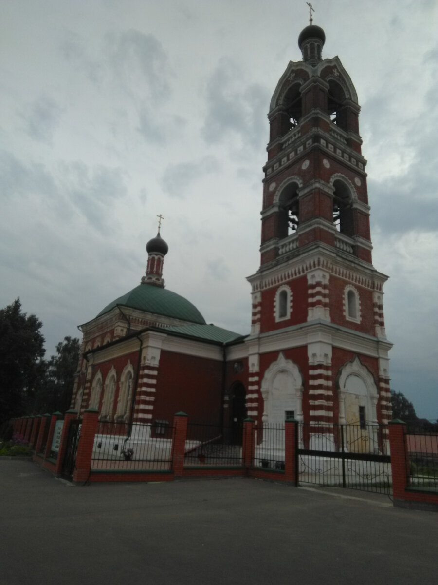 Храм Успения Пресвятой Богородицы, в котором при жизни бывал и помогал А.А.Пушкин. фото автора.