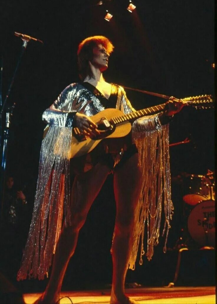 В 1971 году Боуи придумал образ Зигги Стардаста, бисексуальной инопланетной рок звезды, благодаря чему, создал главный миф глэм-рока.