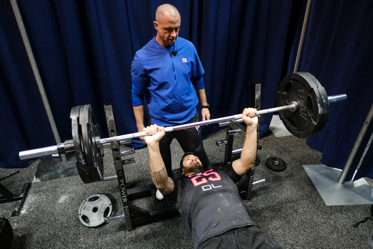Жим штанги лежа (Фото: AJ Mast/AP Photo)