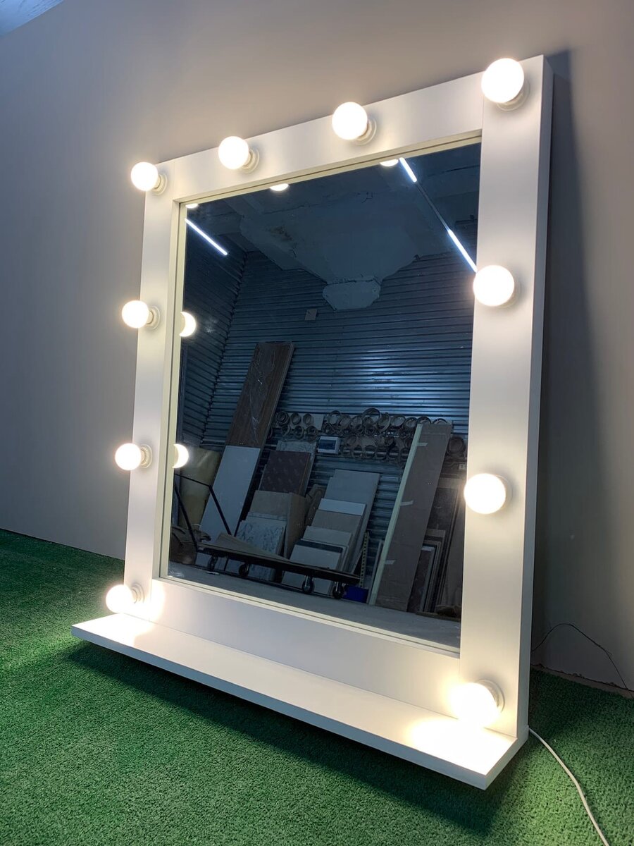 Зеркало с лампочками. 