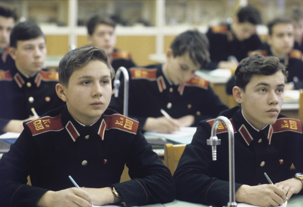 Слева юноша, который был сверху от Путина, прекрасным фоном ?