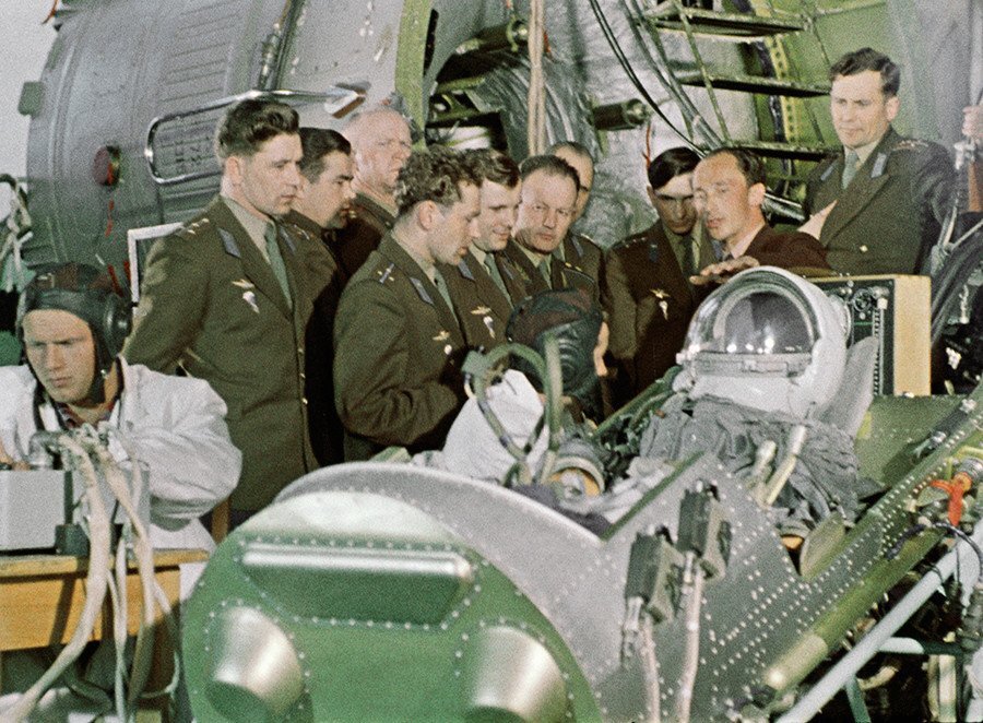 Космонавты осматривают катапультное кресло «Восток», 1961 год. 