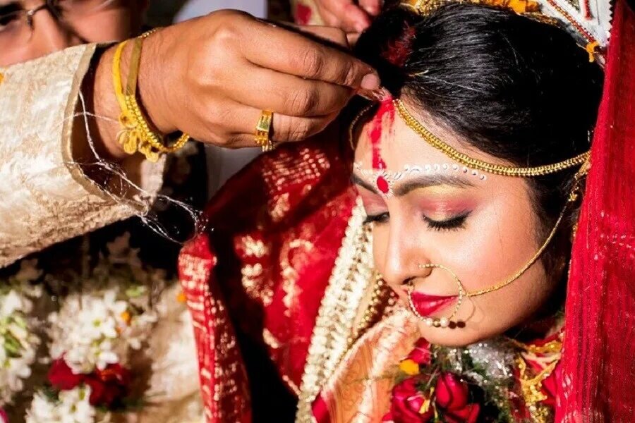 Индийские женщины точка на лбу. Индия Синдур. Индийская свадьба Синдур. Индийский Синдур индийский индийский Синдур. Бинди в Индии.