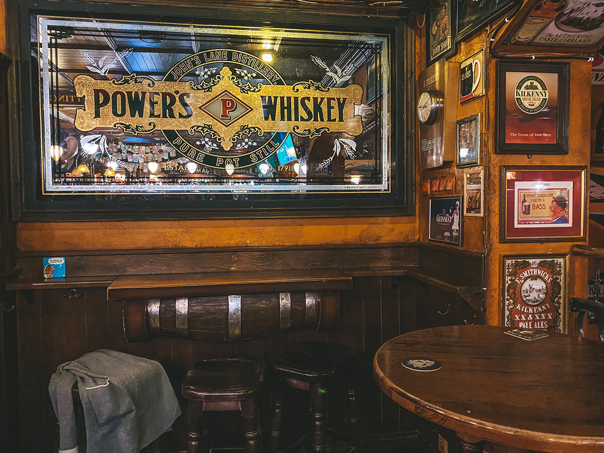 Посадочные места у стены оформлены в виде бочек →