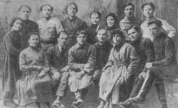 В. Хоружая (третья справа в первом ряду) среди слушателей республиканской совпартшколы (Минск, 1922 г.)