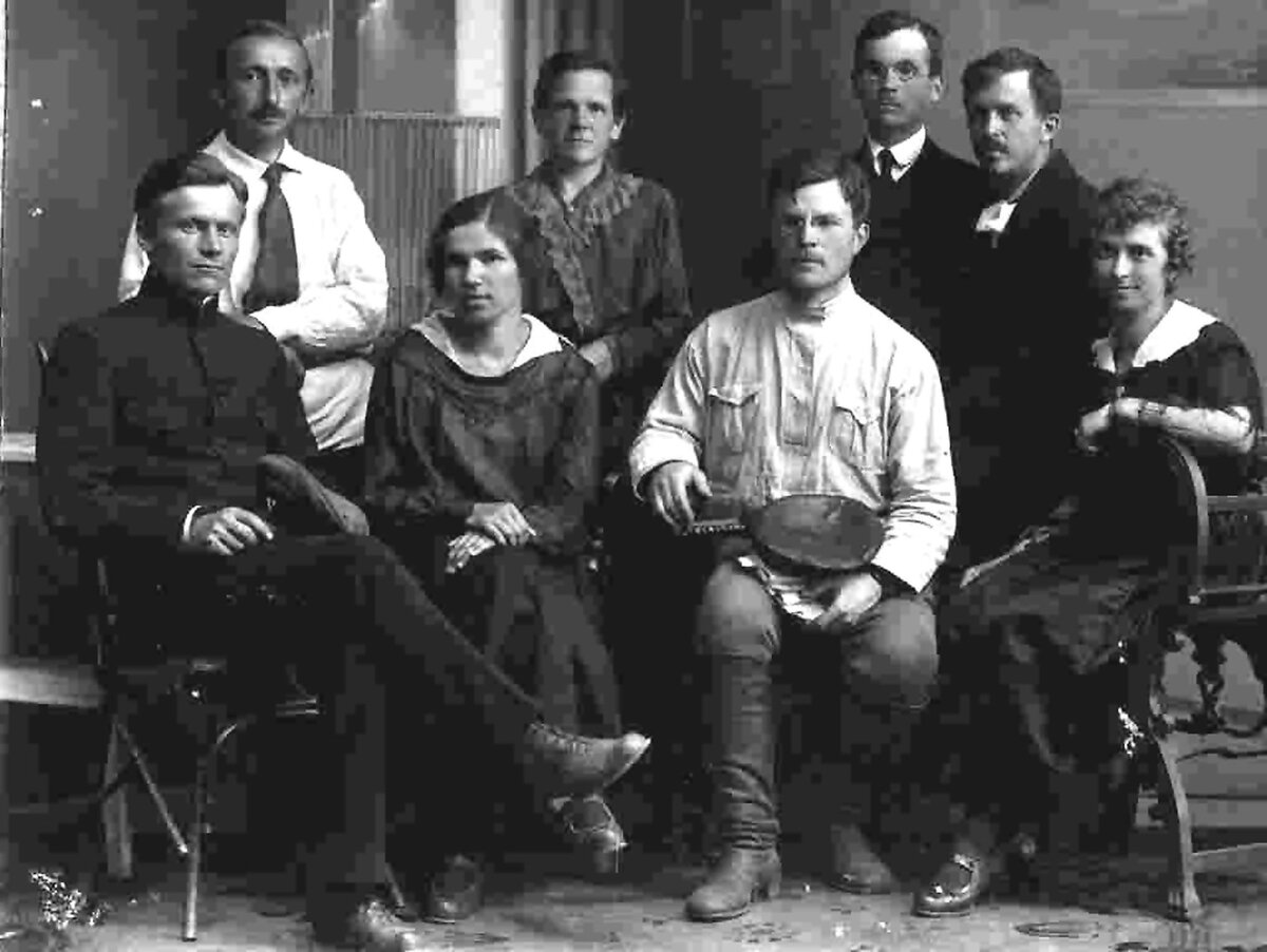 Первый выпуск Уфимского ИНО. 1922 г. Сидят первый слева будущий председатель президиума БашФАН СССР Г.В. Вахрушев, третий слева - председатель Совета правления ИНО В.П. Краснов, стоит четвертый слева Г.Г. Штехер