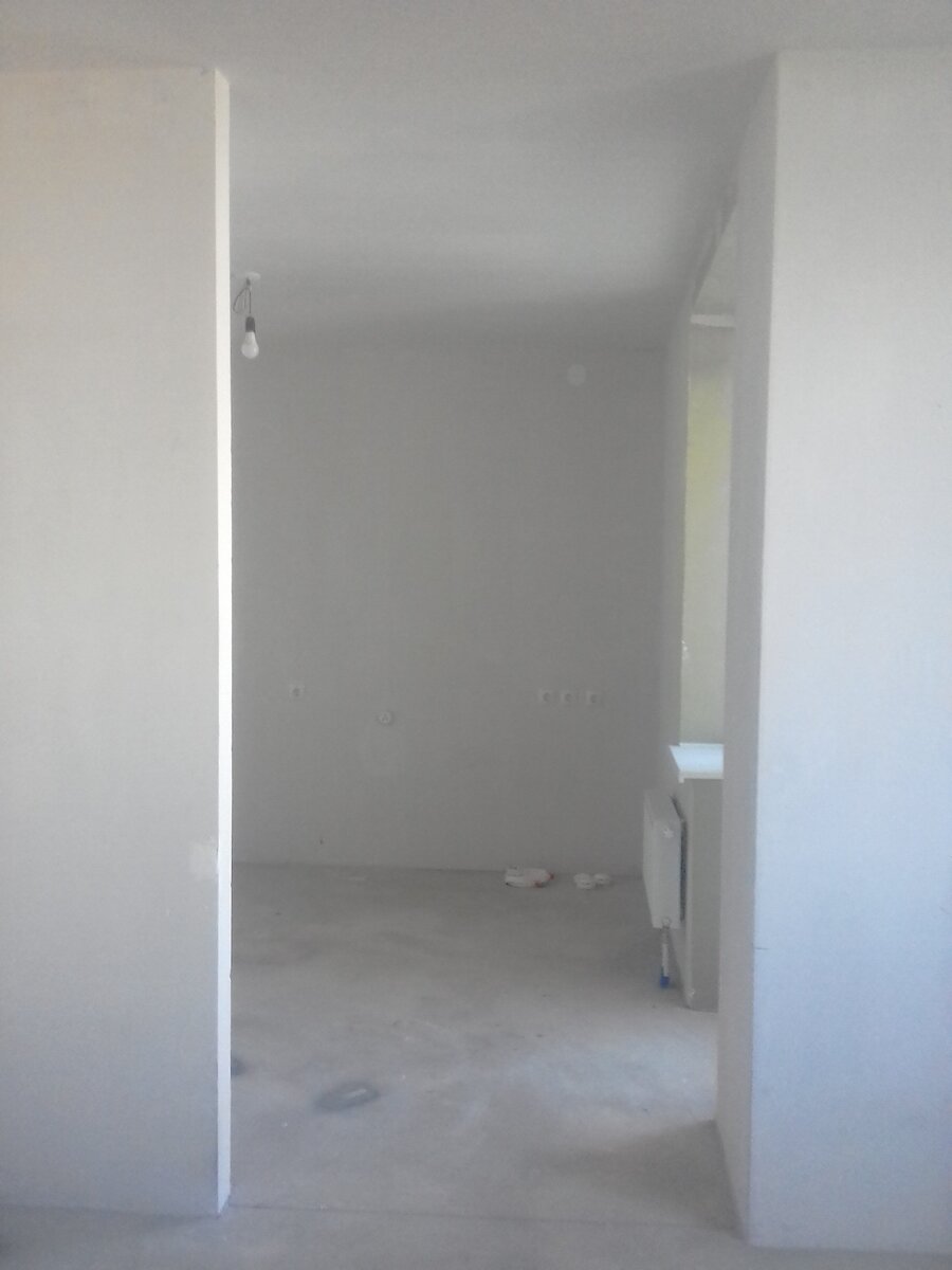 Проём между комнатой и кухней.