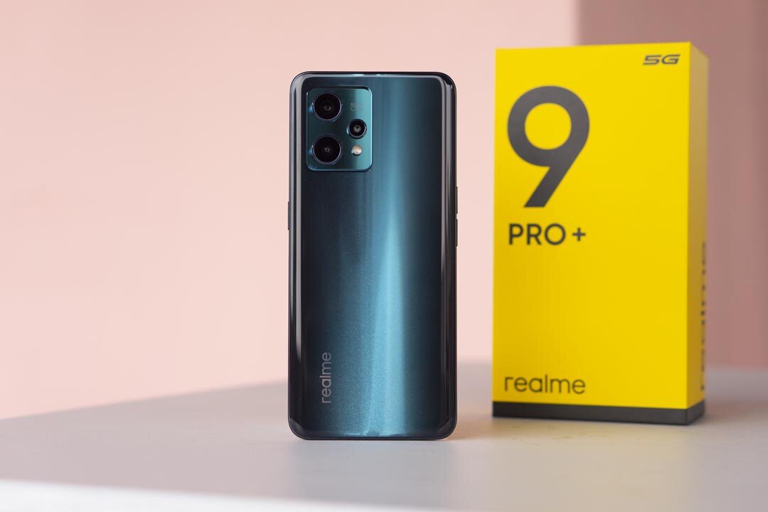    Realme 9 Pro продается в типичной для бренда ярко-желтой коробке. Источник: hungrygeeks.com