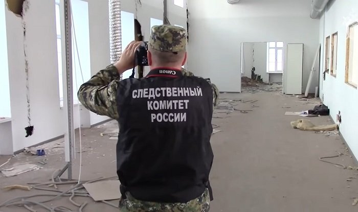 Сотрудник СК на проверке объекта. Кадр из видео ГСУ СК РФ по СПб