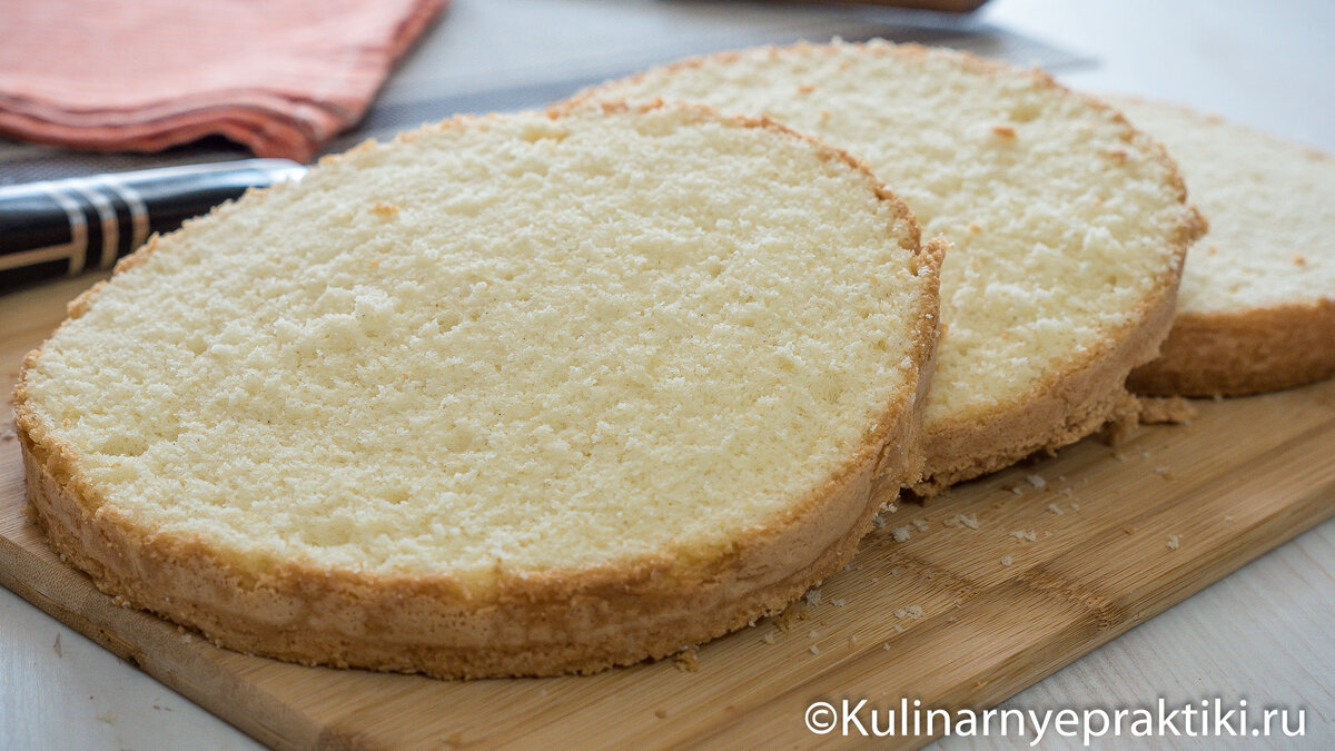 Бисквит на кипятке — один из самых эффектных, простых и вариативных рецептов бисквита.