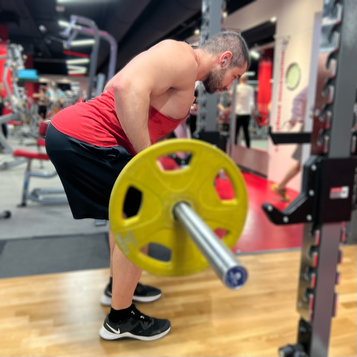  Начинаем с того, что снимаем штангу со стоек на прямой спине, делаем 1 шаг назад, фиксируемся, отводим таз назад и наклоняем спину вперёд.