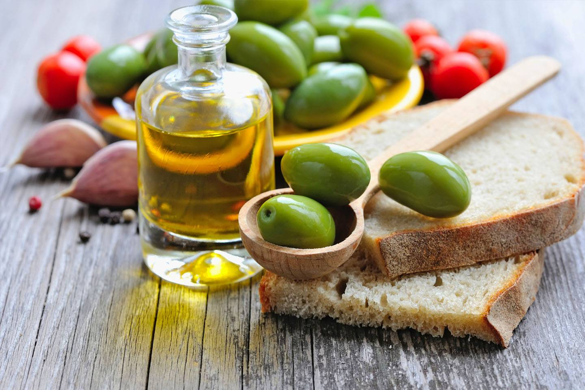 Оливковое масло для мужчин. Оливковое масло. Масло оливы. Оливковое масло и маслины. Продукты с оливковым маслом.