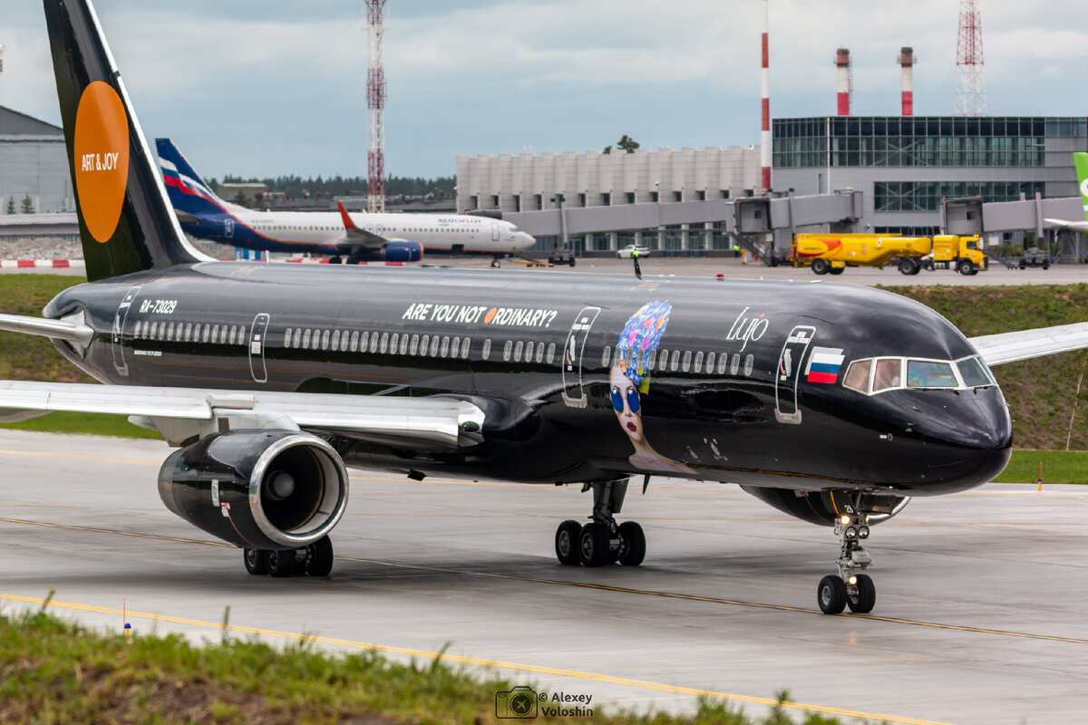 Azur air black jet. Боинг 757 Азур. Boeing 757-200 Black Jet.