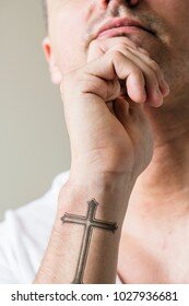 Фото взято на сайте Shutterstock.com. Коптов среди египтян можно отличить по особенной татуировке на запястье - кресту. Есть мнение, что таким образом в стародавние времена копты лишали себя возможности, будучи схваченными иноверцами, отречься от своей веры. Крест на груди можно снять и спрятать, а татуировку на видном месте не спрячешь.