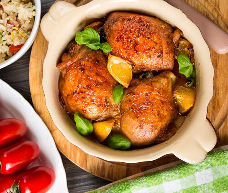 Куриные рулетики с начинкой можно запечь, а можно просто обжарить на сковороде. Надо только немного потомить под крышкой.