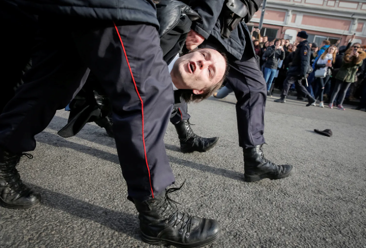 Сотрудники правоохранительных органов задерживают сторонника оппозиции во время митинга. Москва, Россия. 26 марта 2017 года. Фото: Максим Шеметов / Reuters / Forum 
