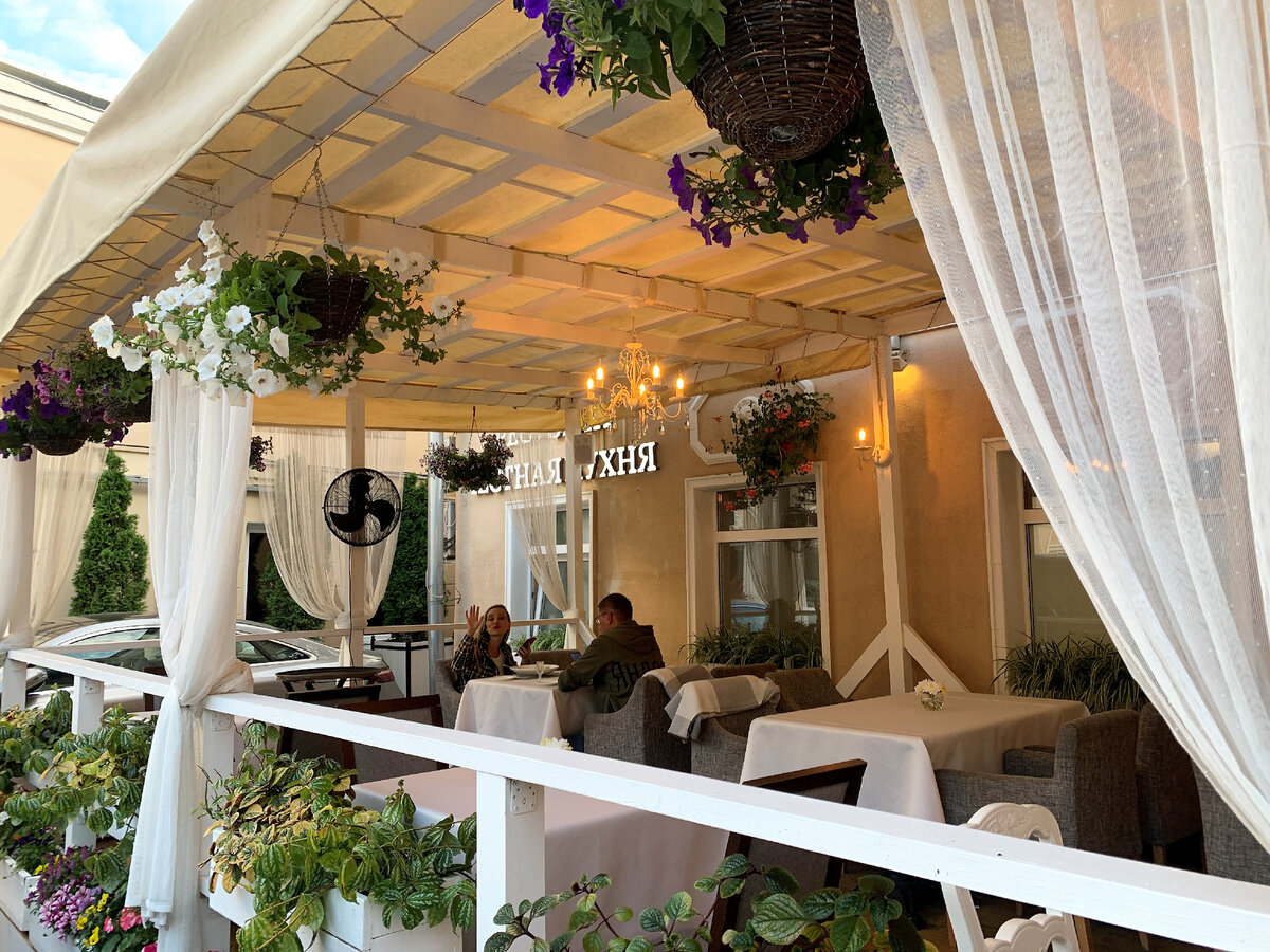 Юля машет мне с веранды