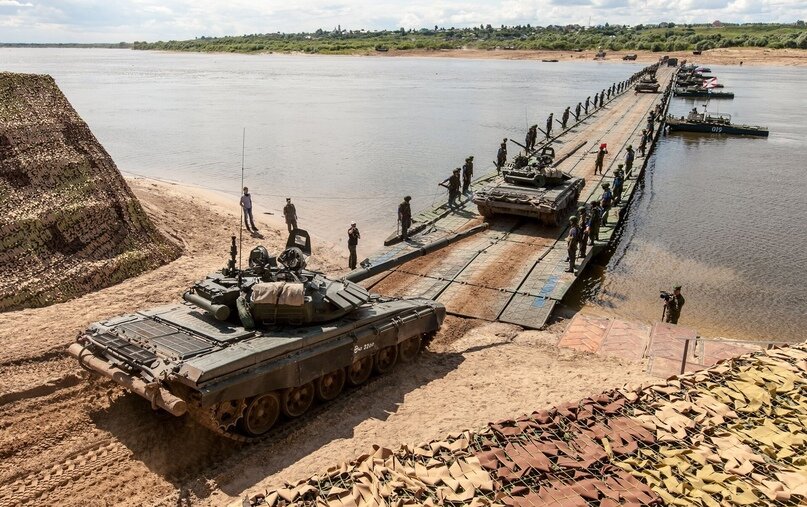  Танки идут по понтонному мосту