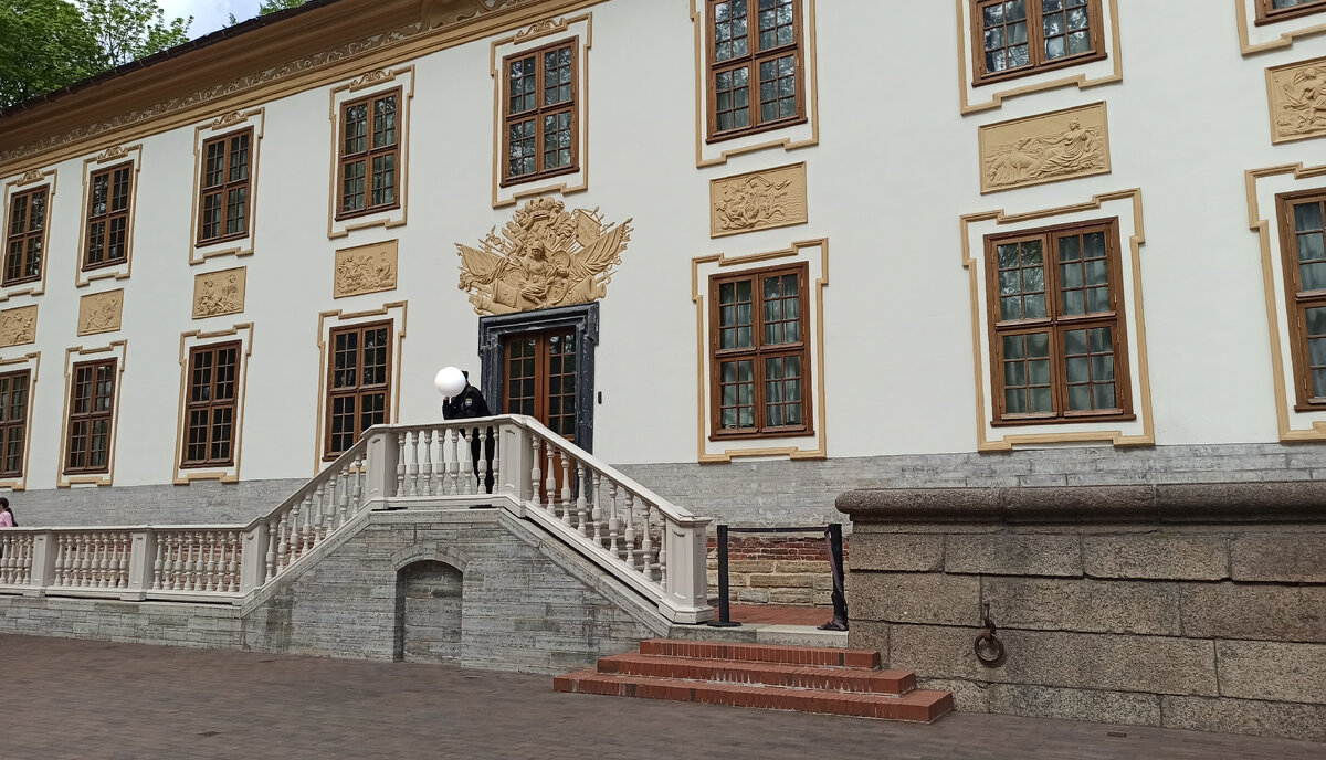 Вход в Летний дворец. Справа причальное кольцо гаванца