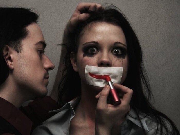 Фото Неадекватное поведение мужчины по отношению к девушке.