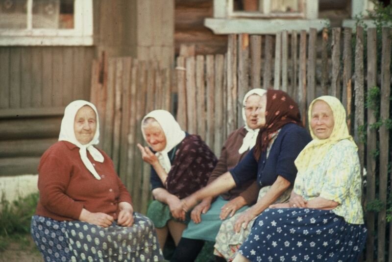 А советские бабушки были довольно размером пенсии и своей жизнью 