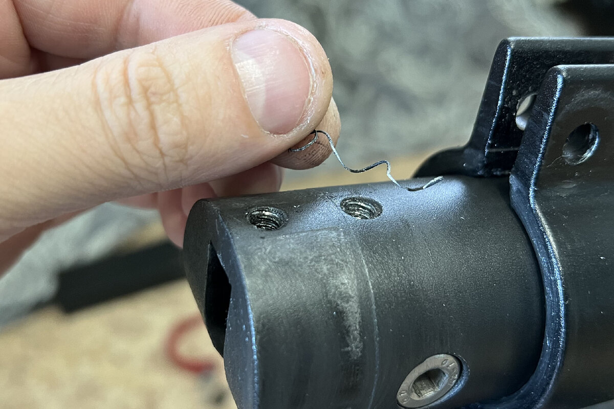 Витки старой резьбы.