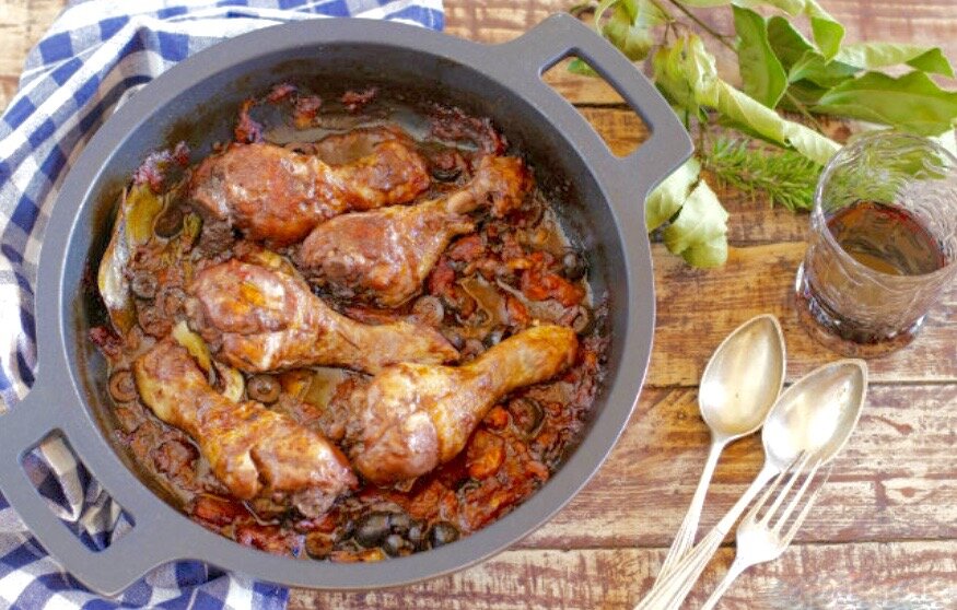 "Курица охотника" по средневековому рецепту, без томатов, с оливками и каперсами.