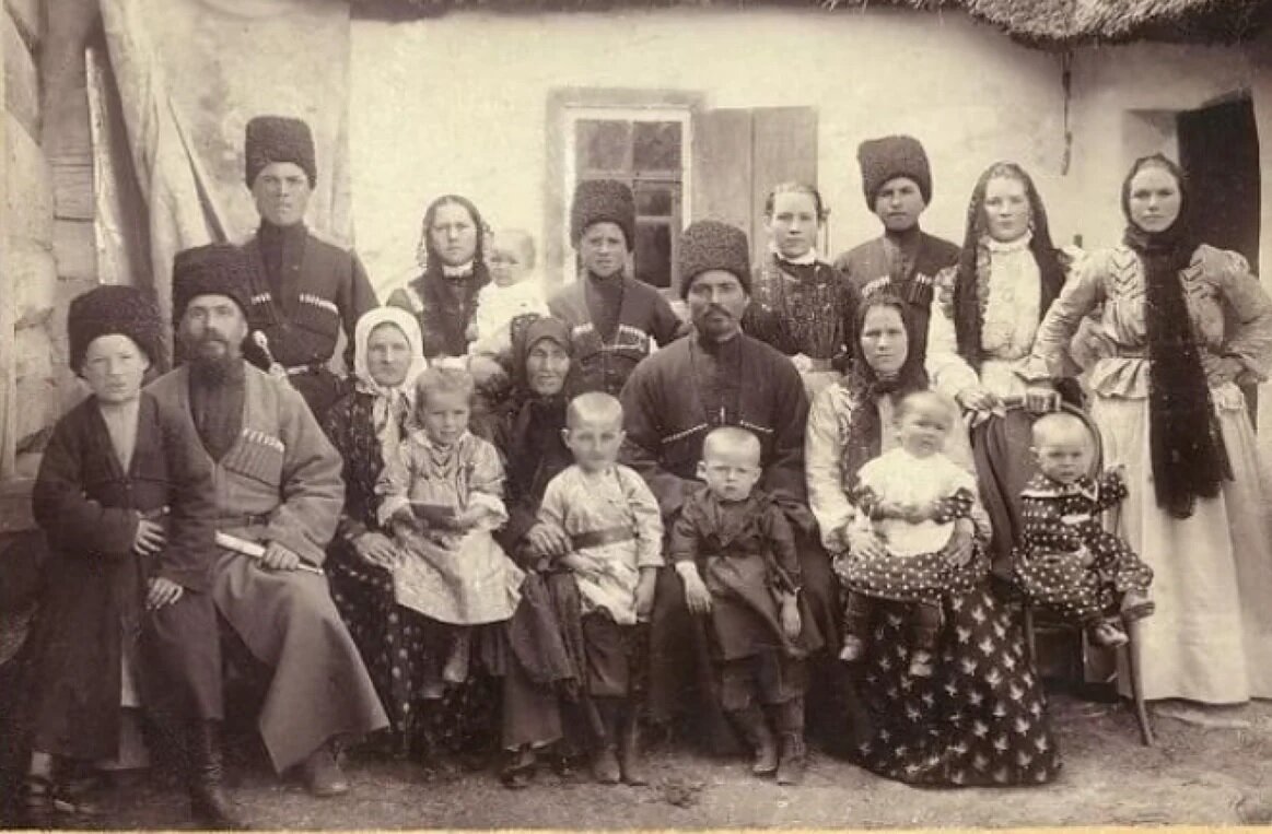  Донские, яицкие, терские казаки на протяжении нескольких столетий тесно контактировали с другими народами, постепенно перенимая от них не только привычки, но и языковые особенности.