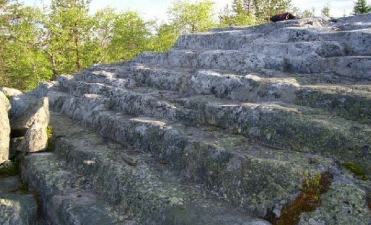 Разве это похоже на природное образование?
Источник: https://mtdata.ru/u21/photo12AC/20714972968-0/original.jpg