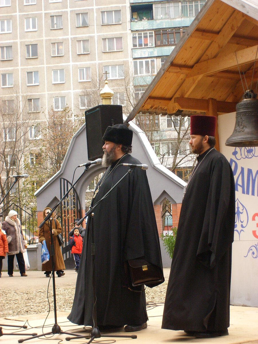 Прот. Владимир Гамарис и свящ. Андрей Козорезов на открытии фестиваля; 29 октября 2006 г.