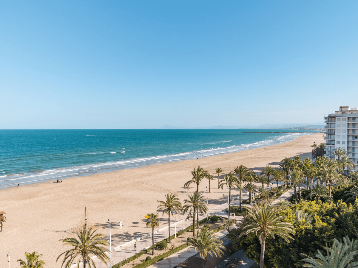 Сегодня так же можно попасть на испанские пляжи и куипить квартиру или дом у моря